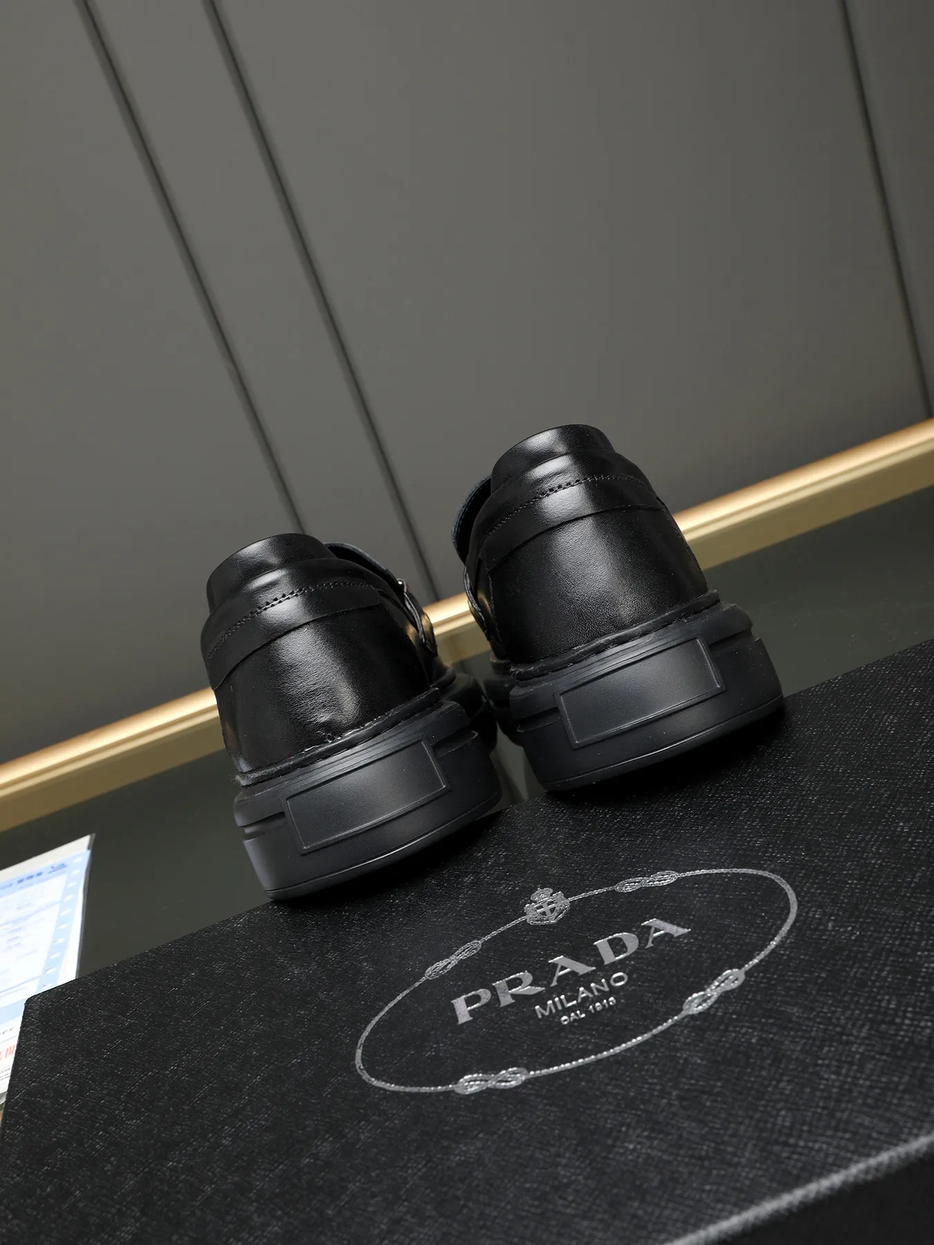 Men's Men's Shoes 💰500 Prada/Prada Men's new casual shoes, this upper is made of imported calfskin + sheep lining! The outsole is made of non-slip foam outsole, which feels good on your feet and is a fashionable and stylish item!  Size: 38-44 (45 customized)